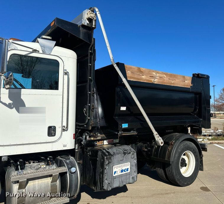 image for item NL9272 2017 Peterbilt 348  hook lift truck