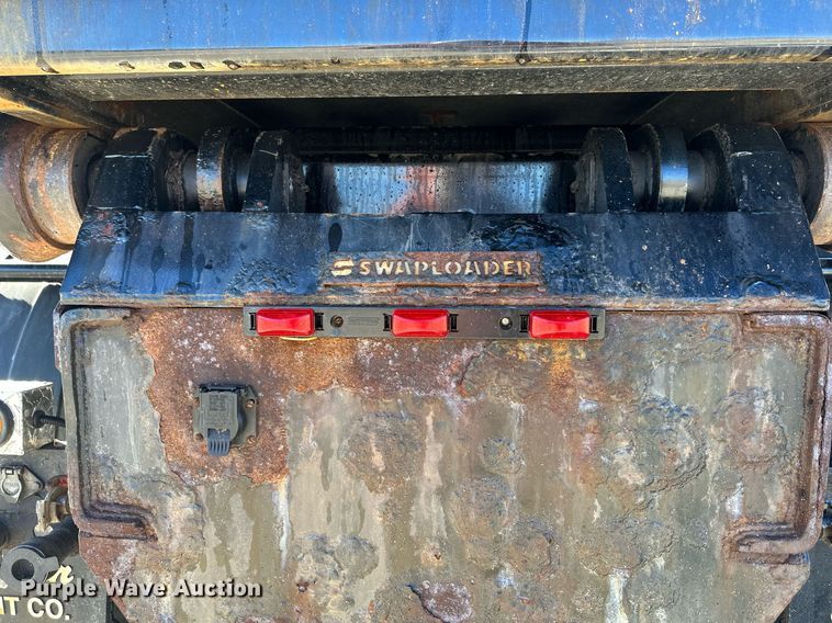 image for item NL9272 2017 Peterbilt 348  hook lift truck