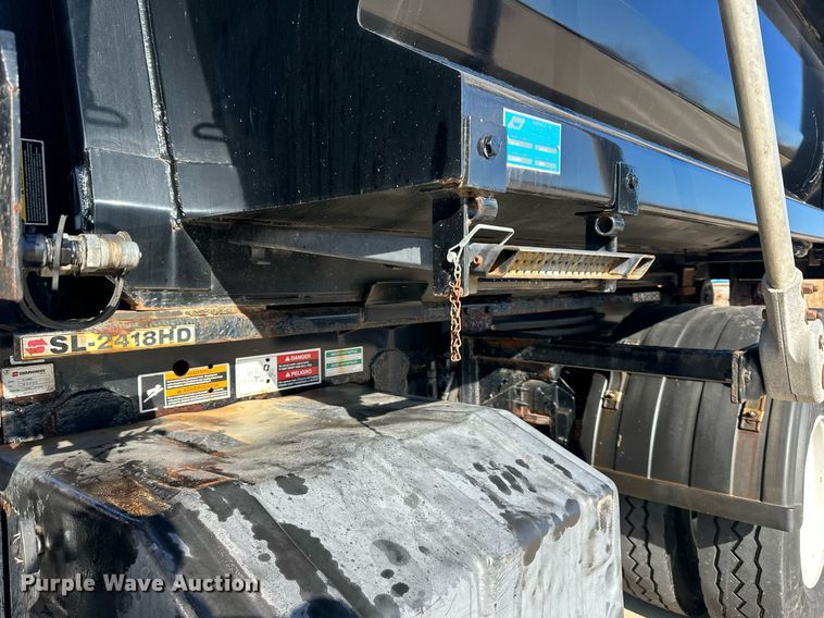 image for item NL9272 2017 Peterbilt 348  hook lift truck