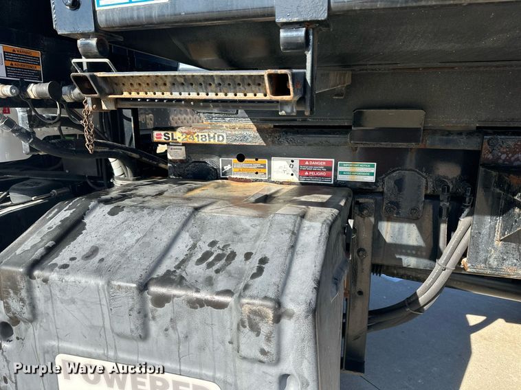 image for item NL9272 2017 Peterbilt 348  hook lift truck