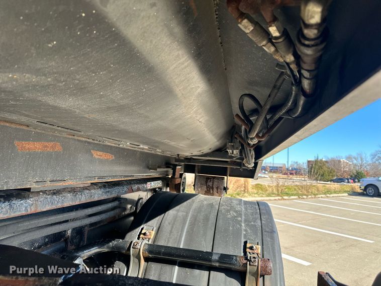 image for item NL9272 2017 Peterbilt 348  hook lift truck