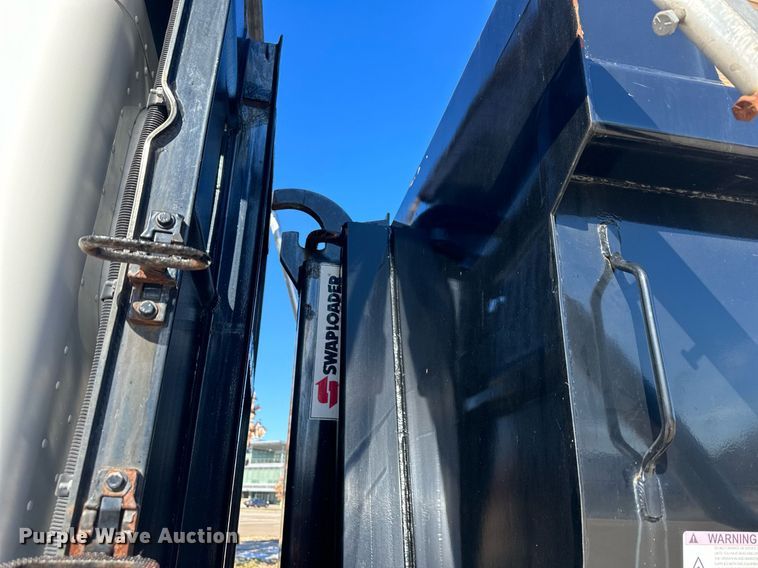image for item NL9272 2017 Peterbilt 348  hook lift truck