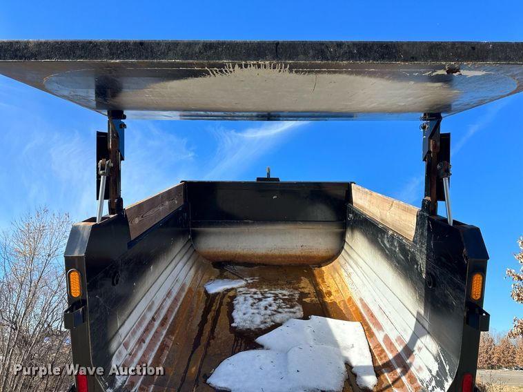 image for item NL9272 2017 Peterbilt 348  hook lift truck