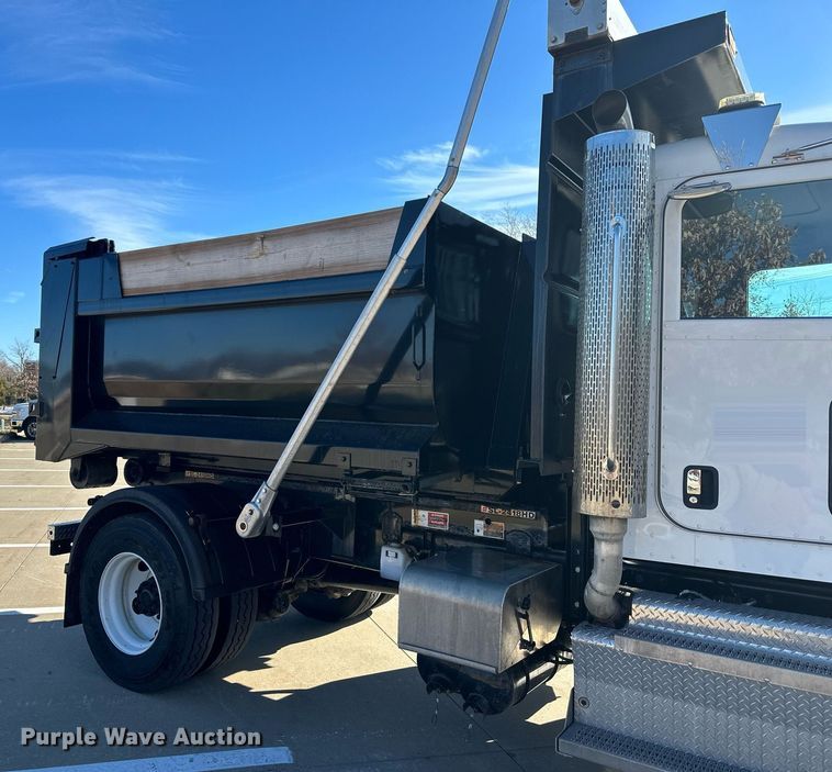 image for item NL9272 2017 Peterbilt 348  hook lift truck