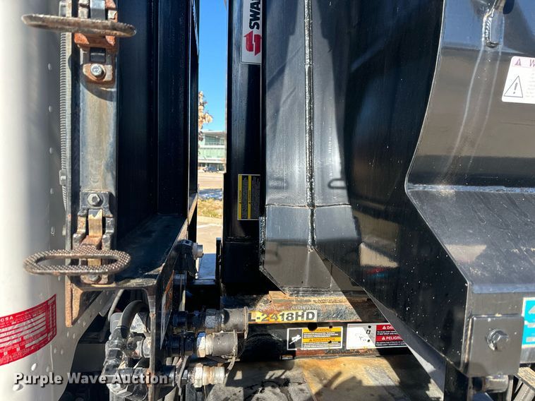 image for item NL9272 2017 Peterbilt 348  hook lift truck