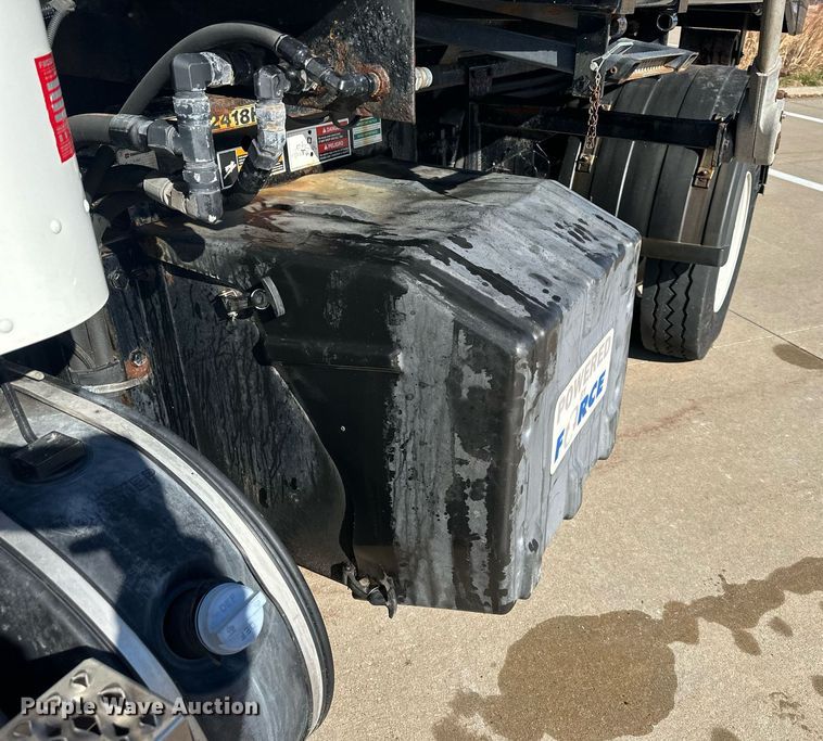 image for item NL9272 2017 Peterbilt 348  hook lift truck