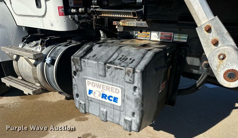 image for item NL9272 2017 Peterbilt 348  hook lift truck