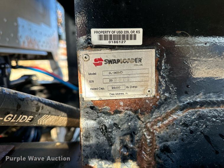 image for item NL9272 2017 Peterbilt 348  hook lift truck