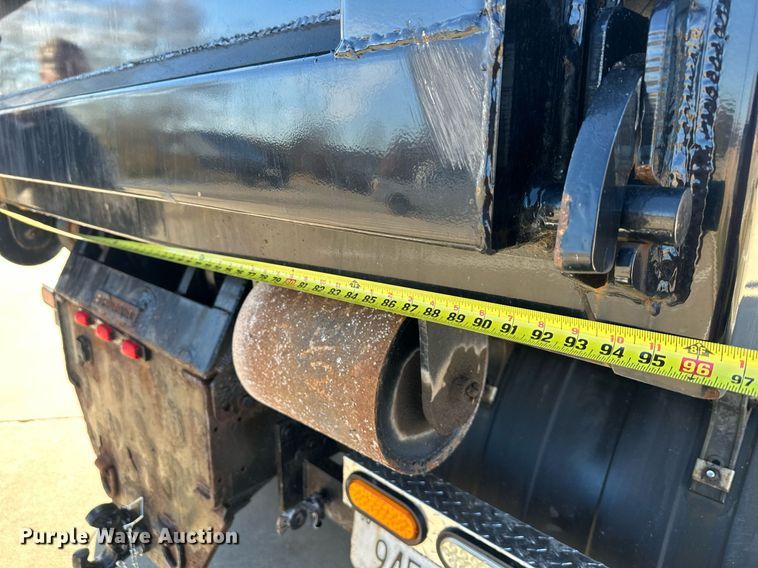 image for item NL9272 2017 Peterbilt 348  hook lift truck