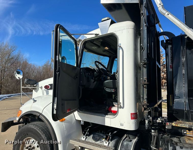 image for item NL9272 2017 Peterbilt 348  hook lift truck