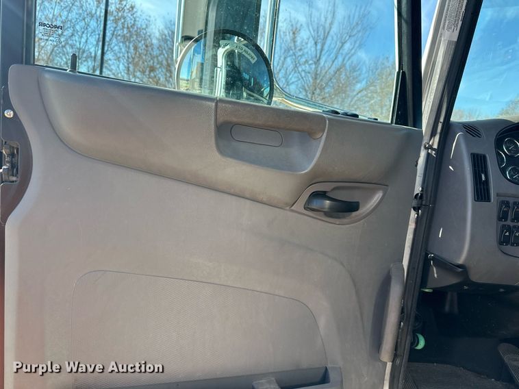 image for item NL9272 2017 Peterbilt 348  hook lift truck