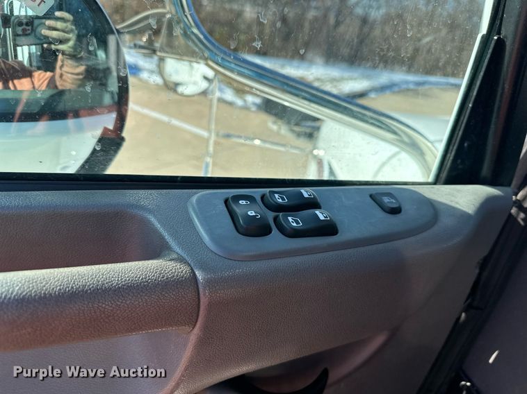 image for item NL9272 2017 Peterbilt 348  hook lift truck