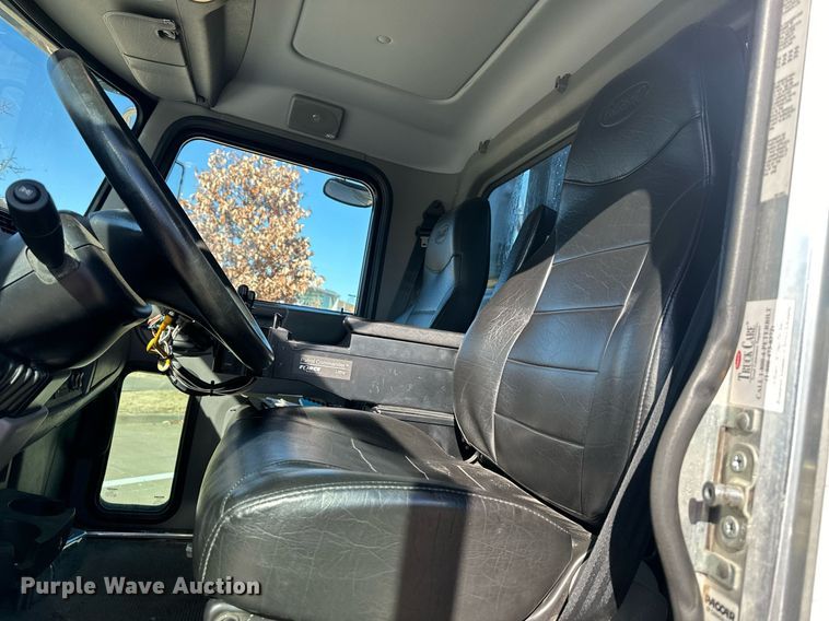 image for item NL9272 2017 Peterbilt 348  hook lift truck