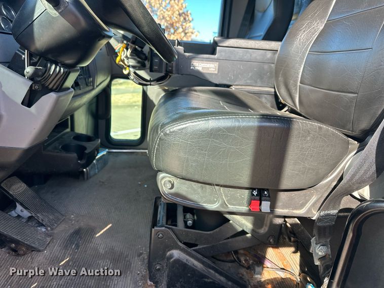 image for item NL9272 2017 Peterbilt 348  hook lift truck