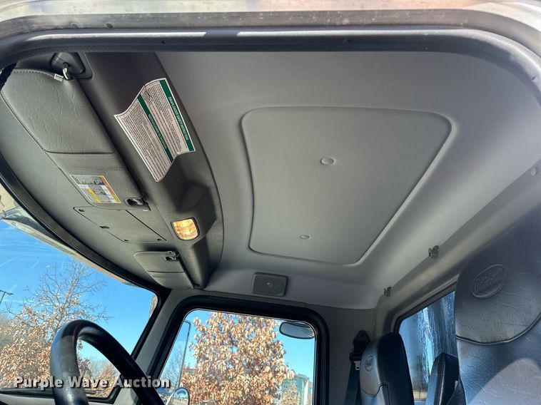 image for item NL9272 2017 Peterbilt 348  hook lift truck