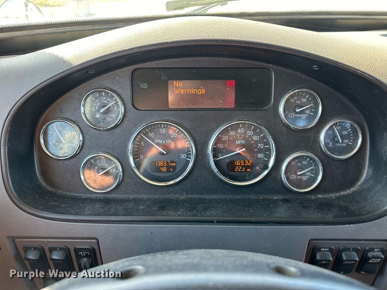 image for item NL9272 2017 Peterbilt 348  hook lift truck