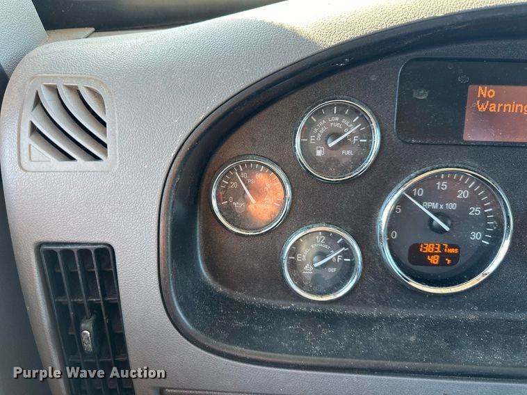 image for item NL9272 2017 Peterbilt 348  hook lift truck