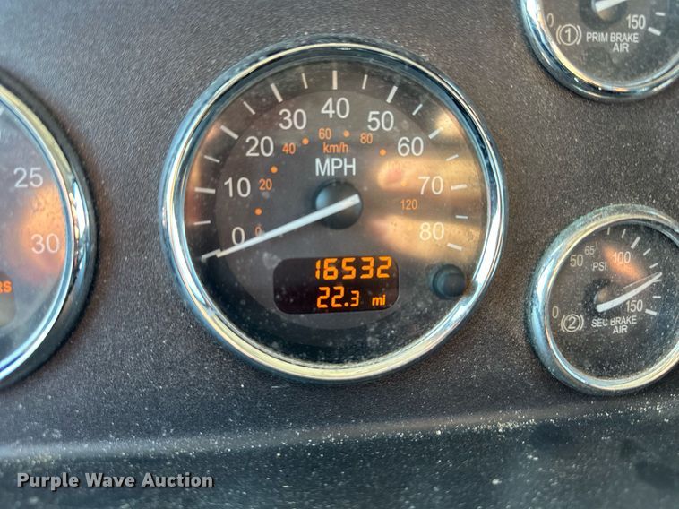 image for item NL9272 2017 Peterbilt 348  hook lift truck