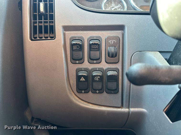 image for item NL9272 2017 Peterbilt 348  hook lift truck