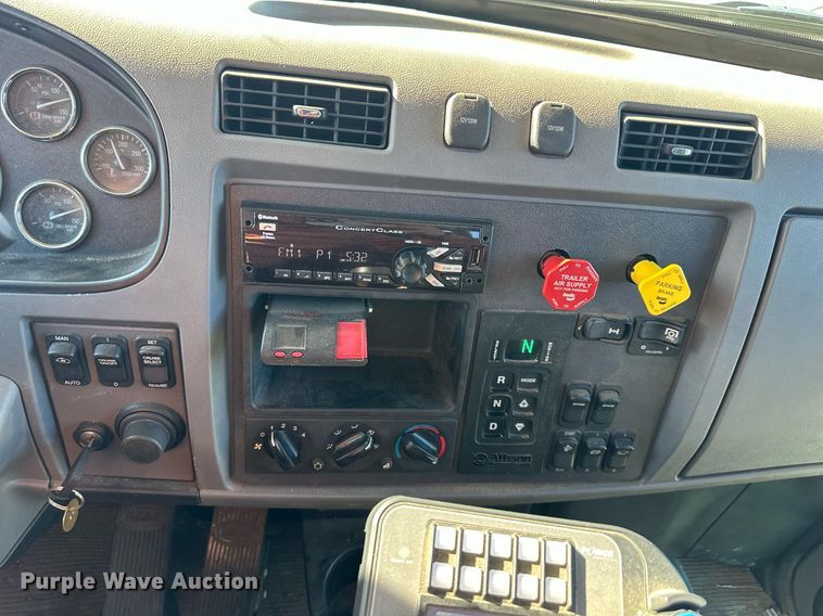 image for item NL9272 2017 Peterbilt 348  hook lift truck