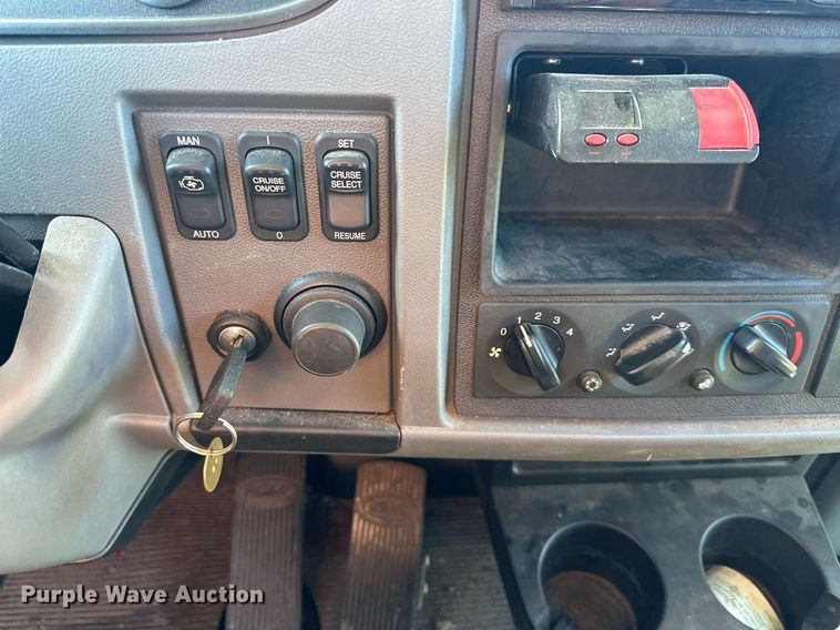 image for item NL9272 2017 Peterbilt 348  hook lift truck