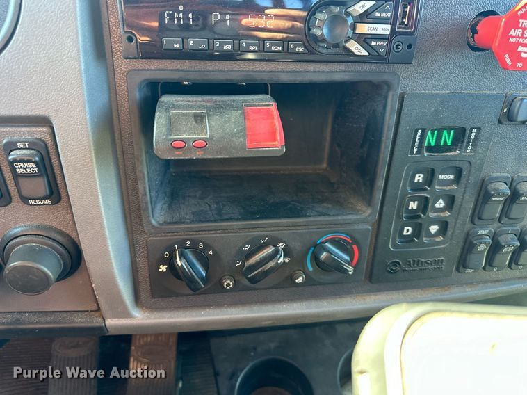 image for item NL9272 2017 Peterbilt 348  hook lift truck