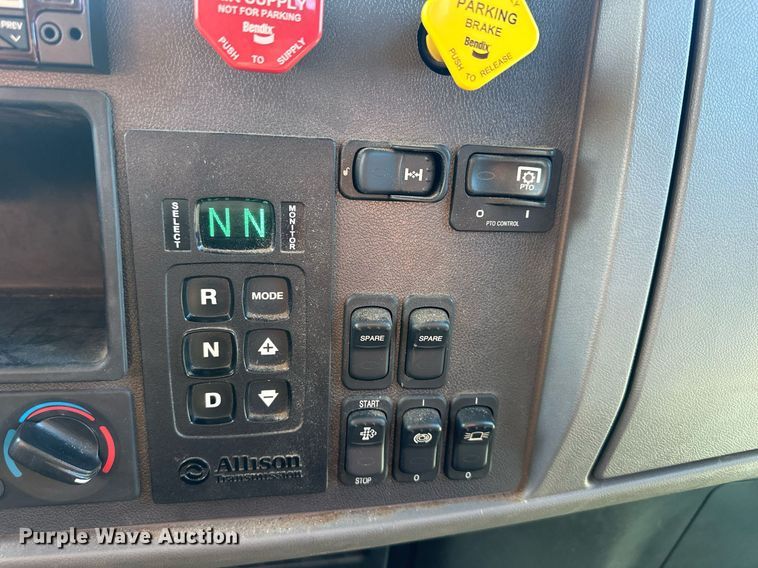 image for item NL9272 2017 Peterbilt 348  hook lift truck