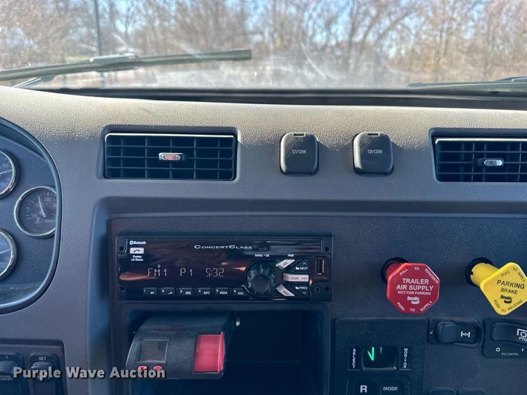 image for item NL9272 2017 Peterbilt 348  hook lift truck