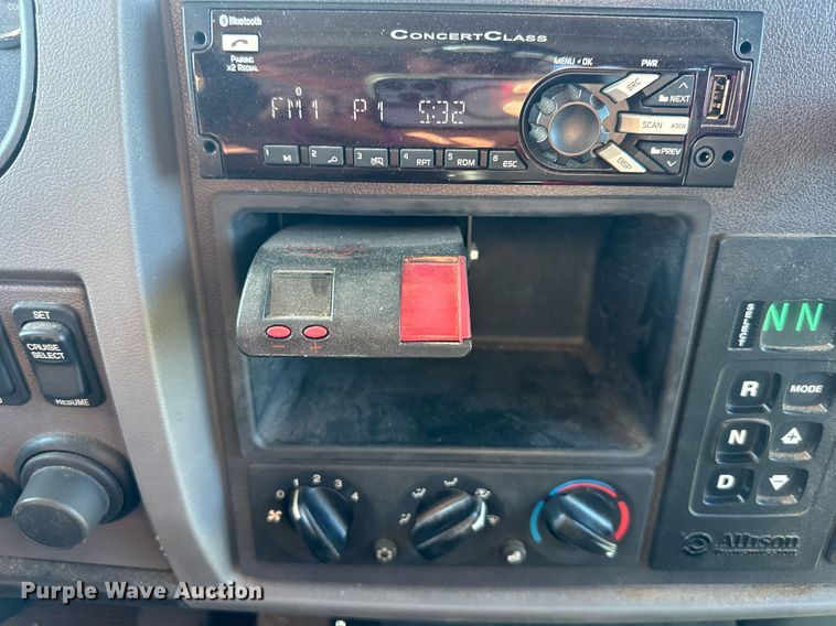 image for item NL9272 2017 Peterbilt 348  hook lift truck