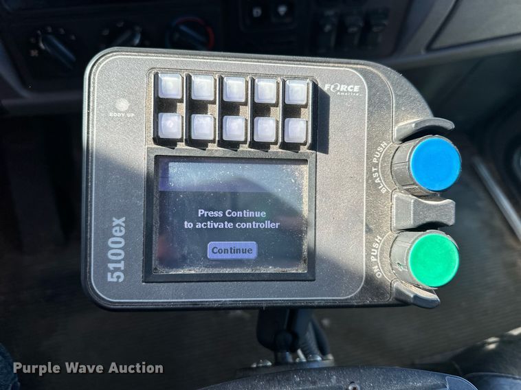 image for item NL9272 2017 Peterbilt 348  hook lift truck