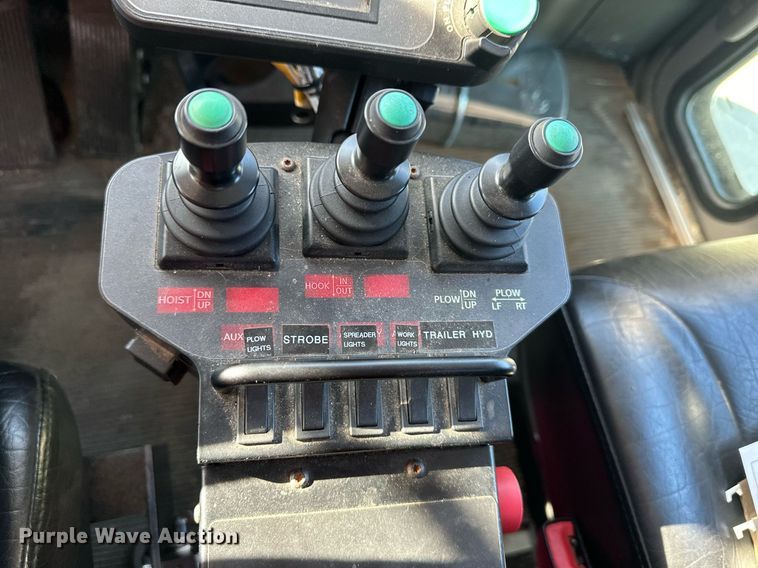 image for item NL9272 2017 Peterbilt 348  hook lift truck