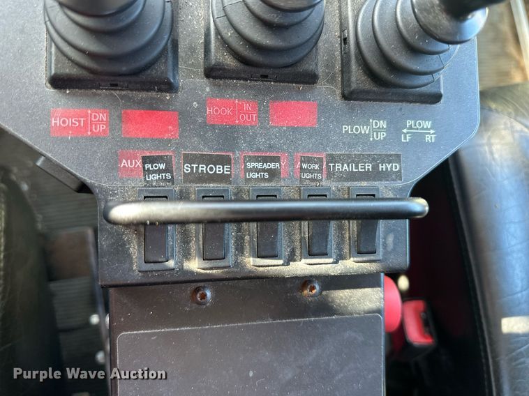 image for item NL9272 2017 Peterbilt 348  hook lift truck