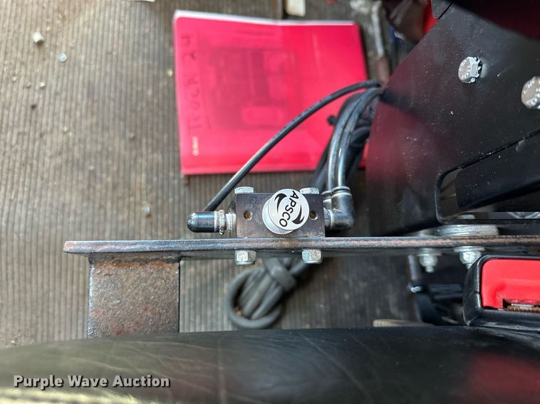 image for item NL9272 2017 Peterbilt 348  hook lift truck