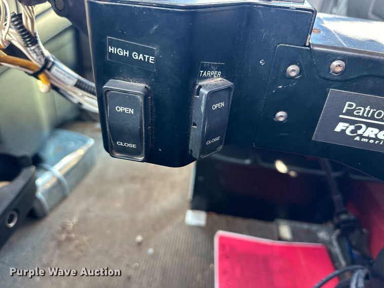 image for item NL9272 2017 Peterbilt 348  hook lift truck