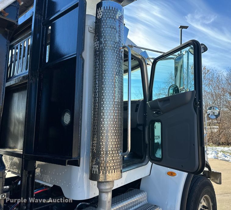 image for item NL9272 2017 Peterbilt 348  hook lift truck