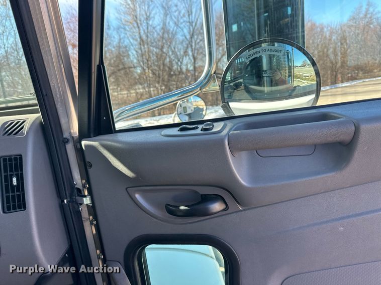 image for item NL9272 2017 Peterbilt 348  hook lift truck