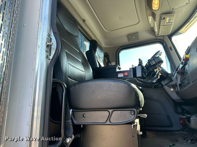 image for item NL9272 2017 Peterbilt 348  hook lift truck