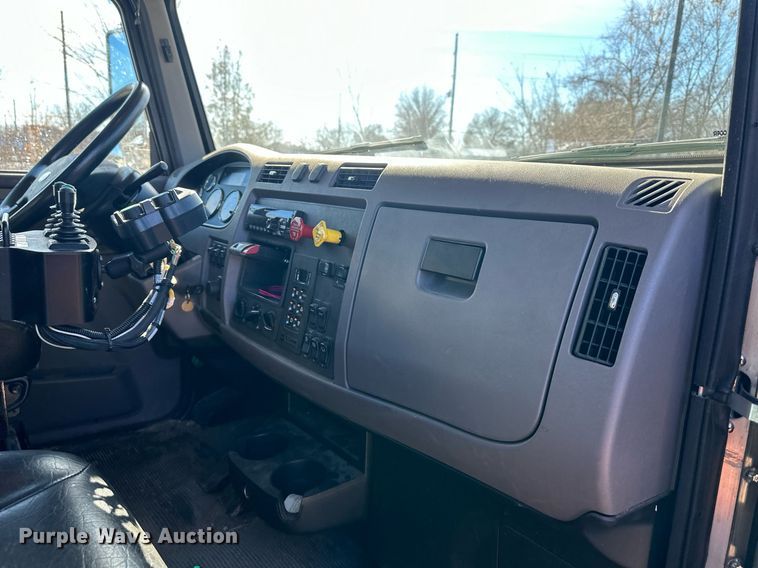 image for item NL9272 2017 Peterbilt 348  hook lift truck