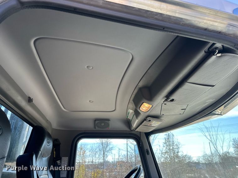 image for item NL9272 2017 Peterbilt 348  hook lift truck