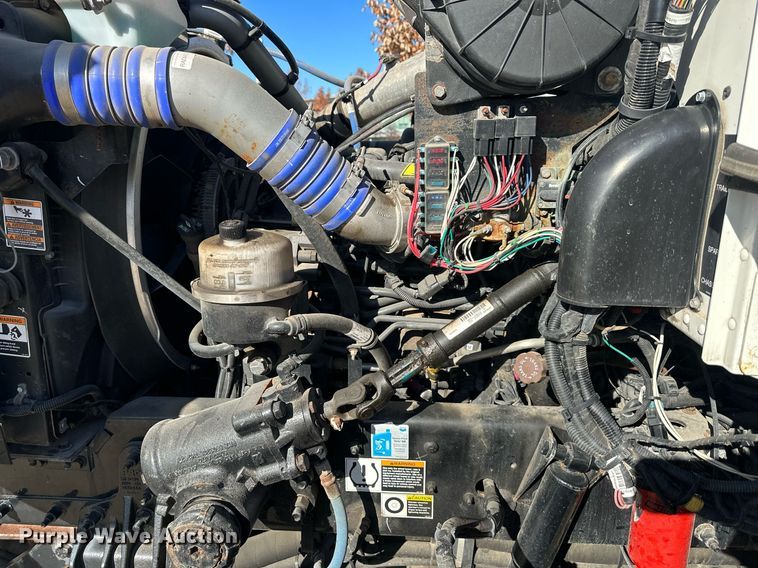 image for item NL9272 2017 Peterbilt 348  hook lift truck