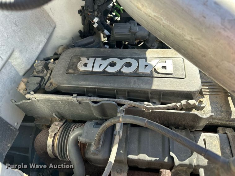 image for item NL9272 2017 Peterbilt 348  hook lift truck