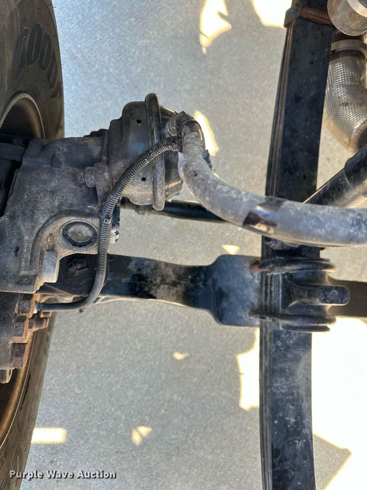 image for item NL9272 2017 Peterbilt 348  hook lift truck