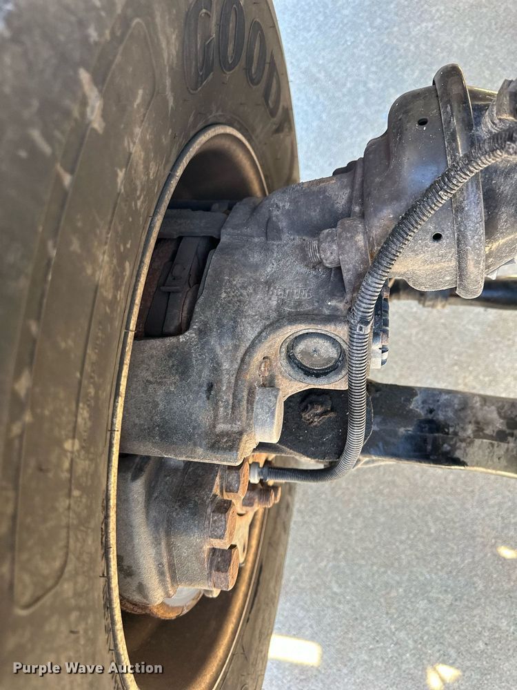 image for item NL9272 2017 Peterbilt 348  hook lift truck