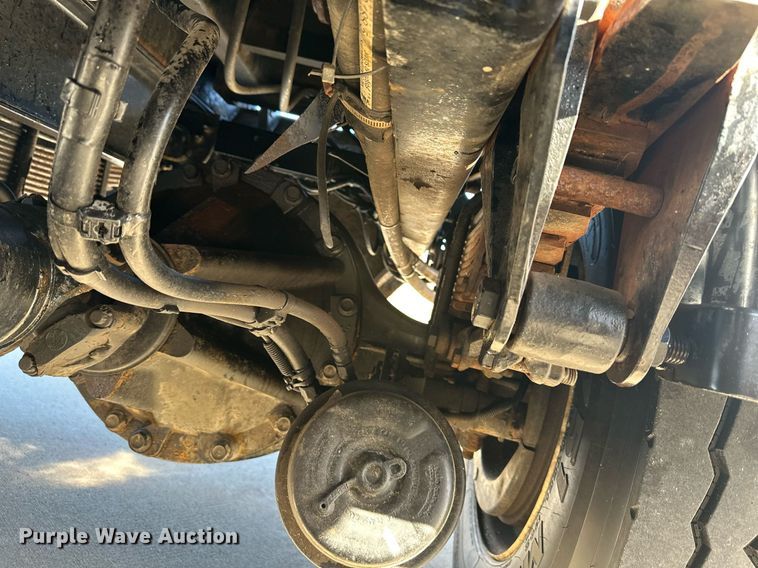 image for item NL9272 2017 Peterbilt 348  hook lift truck