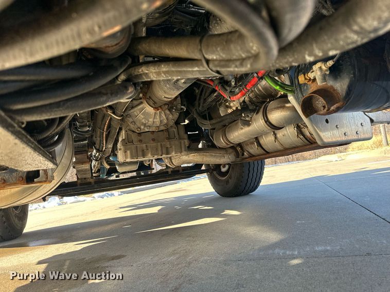 image for item NL9272 2017 Peterbilt 348  hook lift truck