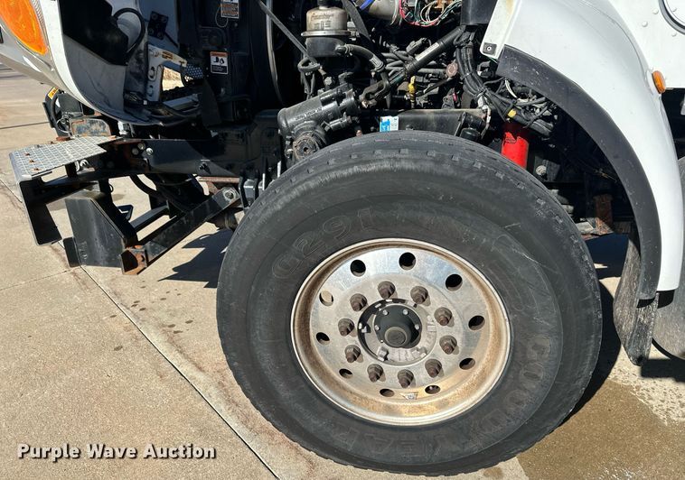 image for item NL9272 2017 Peterbilt 348  hook lift truck