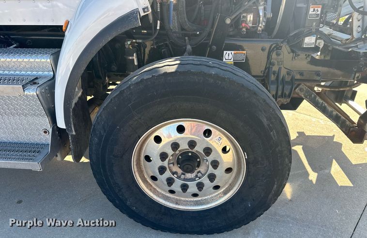 image for item NL9272 2017 Peterbilt 348  hook lift truck