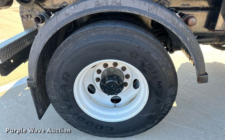 image for item NL9272 2017 Peterbilt 348  hook lift truck