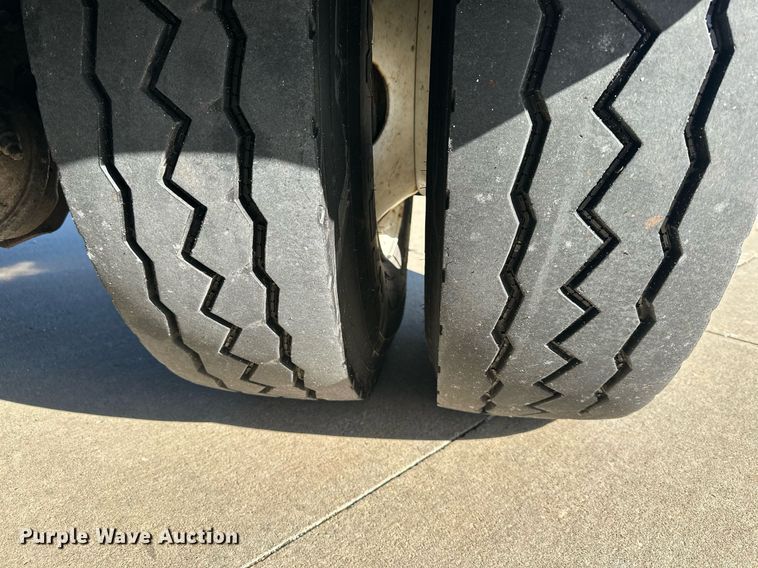 image for item NL9272 2017 Peterbilt 348  hook lift truck