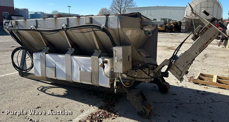 image for item NL9272 2017 Peterbilt 348  hook lift truck